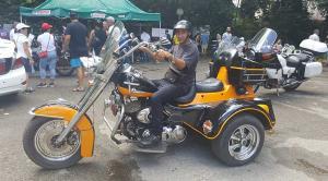 Pelusa y su triciclo Harley Davidson