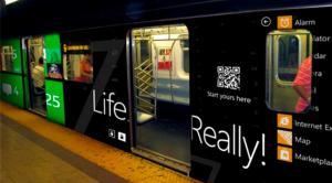 Vagón de tren con publicidad