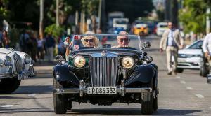 Príncipe Carlos de Inglaterra en un MG clásico en La Habana