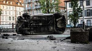 Auto volcado en la calle