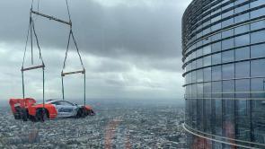 El ascenso de un McLaren Senna GTR a un piso 57 para decoración