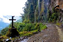 Camino de la Muerte, la carretera que te obliga a conducir al revés