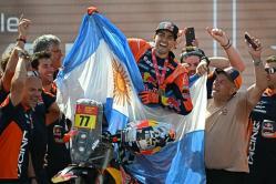 Benavides gana el Dakar empujado por un sueño con Messi