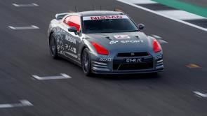 Un Nissan GT-R controlado por un PlayStation alcanza los... ¡210 km/h! 