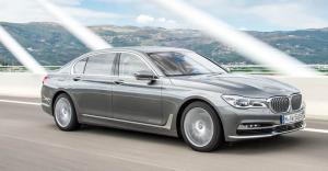 BMW 750d BMW ridiculiza a los biturbo con un órdago de cuatro turbos en el Serie 7
