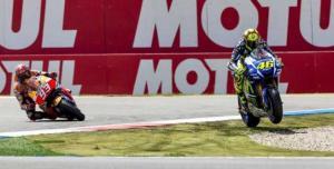 Rossi saltando la chicane Rossi vs Márquez: Cuando chocan dos colosos