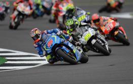 Viñales en el GP de Gran Bretaña Suzuki hace lo imposible y gana en Gran Bretaña