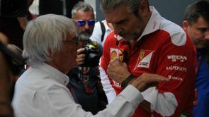 Bernie Ecclestone (derecha)) Ecclestone: "Mercedes y Ferrari pueden dejar la Fórmula 1"