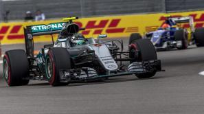 Mercedes mantuvo su dominio en Rusia Mercedes domina en Sochi, a sus rivales y a sus pilotos