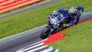Valentino Rossi Rossi se sube a una Yamaha YZF-R1 tras su fractura