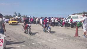 Caravana de autos y motocicletas Pruebas de manejo
