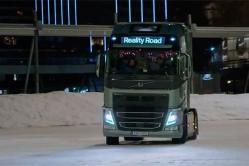 Así patina un camión de ocho toneladas en una pista de hielo 