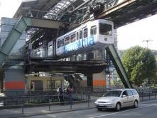 El único tren colgante: El SCHWEBEBAHN