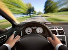 Conductor al volante Lo que NO se debe hacer si está manejando