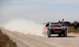 Carlos Sainz en Peugeot DKR Irregularidad de Peugeot: Sainz se retira pero Peterhansel lidera cómodo