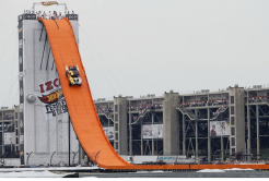 Record de salto largo sobre 4 ruedas, más de 100 metros por los aires