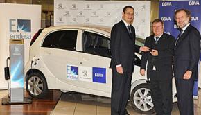 Presentación del Peugeot iOn Peugeot entrega su primer auto eléctrico en España
