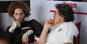 Marco y su padre Paolo Paolo Simoncelli pide un minuto de ruido de motores en Cheste