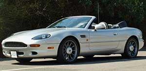 Sale a subasta el Aston Martin DB7 Volante de Jennifer López