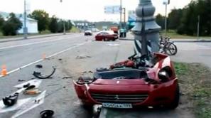 Vídeo: Un Ferrari 612 Scaglietti se parte en dos tras chocar contra un poste