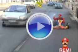 Video: Un kart y un loco vestido de Súper Mario