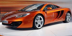 McLaren MP4-12C McLaren reta a Ferrari... en la calle