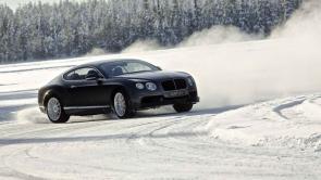 Bentley Driving Juha Kankkunen nos enseña a derrapar sobre hielo