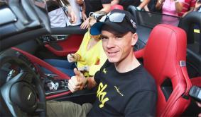 Chris Froome en su F-Type Chris Froome recibe un Jaguar F-Type por ganar el Tour