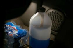 líquido para limpiaparabrisas ¡Peligro! No use agua del grifo para los limpiaparabrisas