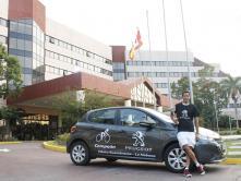 Jose Mojica junto al Peugeot 208 Mojica se empinó en un clásico por todo lo alto