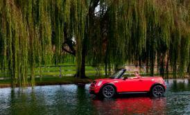 Un Mini Convertible en forma de bote, listo para navegar