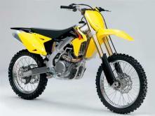 Suzuki RM-Z 450. Similar a la oficial