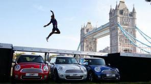 Video: Atleta inglés salta tres MINI Cooper en fila