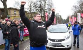 Nuevo Récord Guiness El hombre más fuerte del mundo arrastra 12 Nissan Note