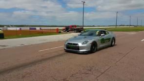 Nissan GT-R Impresionante nuevo record de aceleración en el 1/4 de milla con un Nissan GT-R