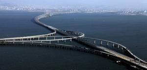 Qingdao Jiaozhou Bay Bridge Conduce sobre el puente más largo del mundo