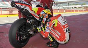 Valentino Rossi (Ducati) Valentino Rossi consulta a una Ducati muy enferma