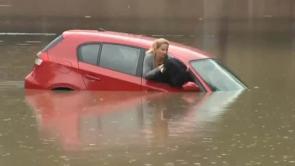 Auto bajo el agua ¿Cómo salir de un auto sumergido?