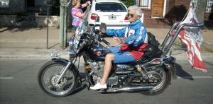 Nélida Iglesias Mujer biónica en moto