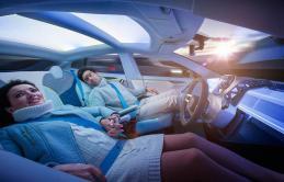 Pareja en coche autónomo ¿Haremos más el amor en los coches autónomos?