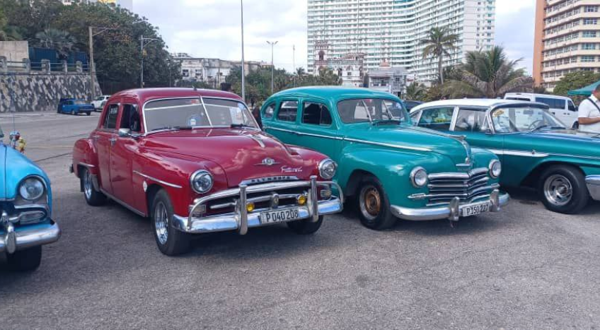 Desfile de autos y motos en el malecón habanero 