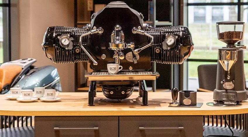 Máquina de café inspirada en el motor de una moto R18