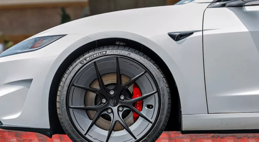 Tesla apuesta por llantas indestructibles