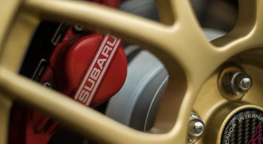 El origen fortuito de las llantas doradas de Subaru