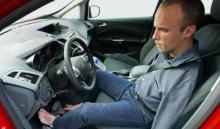 El primer conductor europeo sin brazos recibe un Ford C-Max