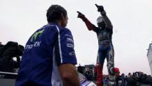 Lorenzo conquista su primera victoria del año en la caótica carrera de Aragón