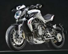 MV Agusta Brutale 800 Dragster. La familia continúa creciendo