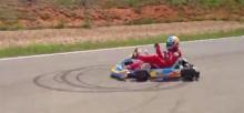 Vídeo: Fernando Alonso se marca unos ceros con un kart, a un pie y sin manos