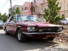 Un Thunderbird 1966 en La Habana