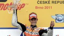 Lorenzo y Predrosa por los suelos, Stoner en la cima